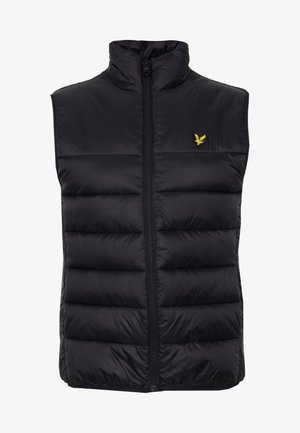 Svart puffer-väst med hög krage och framdragkedja. Har horisontella quiltade sektioner och en liten guldfärgad logotyp på bröstet.