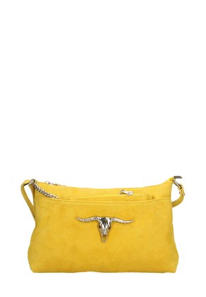 Geel suede handtas met een zilveren stierenschedel accent, voorzien van een ritssluitingsvoorkant en een afneembare kettingriem.