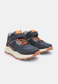 Zapatillas deportivas de color azul marino con acentos naranja, parte superior de malla transpirable, puntera reforzada y suela de goma gruesa con patrones de tracción.