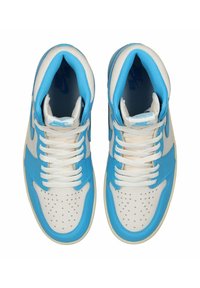 Sneaker alte con una base in pelle bianca e accenti in sintetico azzurro chiaro, punta perforata e lacci bianchi.