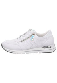 Sneaker grigio chiaro con lati perforati, suola bianca a contrasto e accento metallico sul tallone. Presenta una chiusura con zip e lacci.