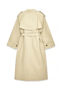 Beige trenchcoat nähtynä selkäpuolelta, vyö vyötäröllä, myrskyflappi, harteilla epauletit ja napitetut hihnat.