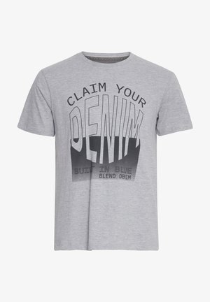 Pelēks īsām piedurknēm T-krekls ar lielu melnu grafiku, kas saka "Pārņem savu džinsu", ar izbalējušu melnu un pelēku ombē efektu apakšā.