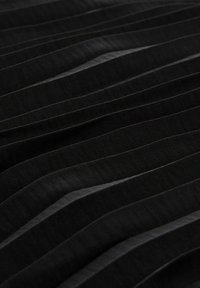 Schwarzer plissierter Stoff mit unterschiedlich breiten Falten, glatter Textur und subtiler Schimmer. Das Design zeigt durchgehende horizontale Linien.