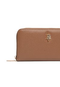 Brązowy skórzany portfel na zamek z teksturowanym wykończeniem i złotym akcentem z logotypem. Posiada smukły profil i metaliczny detal zamka.