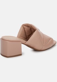 Betsy Mules - beige