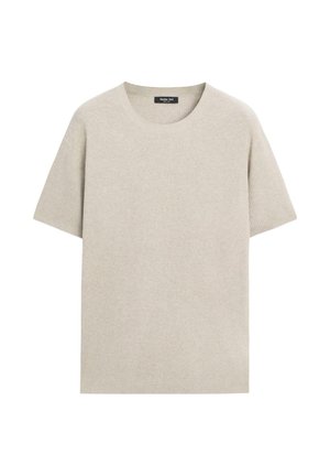 Beige gebreide trui met korte mouwen, een ronde halslijn en geribbelde structuur, plat gelegd op een witte achtergrond.