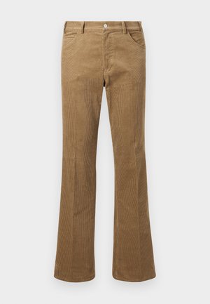 Bruine corduroy flare broeken met verticale ribbelstructuur, voorzien van riemlussen, zijzakken en een enkele knoopsluiting.