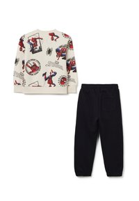 Weißes Sweatshirt mit roten und blauen Spider-Man-Grafiken und Text, kombiniert mit schwarzen Sweatpants mit elastischem Bund und Seitentasche.