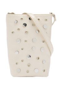 Beżowa torebka crossbody z sztucznej skóry z okrągłymi srebrnymi ćwiekami i oczkami, z cienkim paskiem na ramię i zamkiem błyskawicznym.
