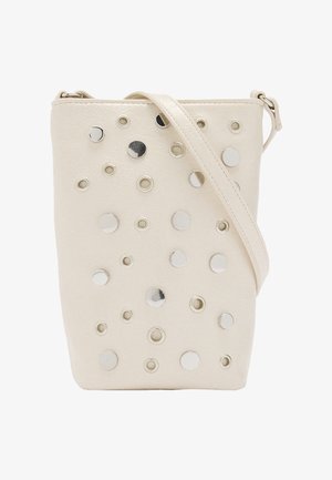 Beżowa torebka crossbody z sztucznej skóry z okrągłymi srebrnymi ćwiekami i oczkami, z cienkim paskiem na ramię i zamkiem błyskawicznym.