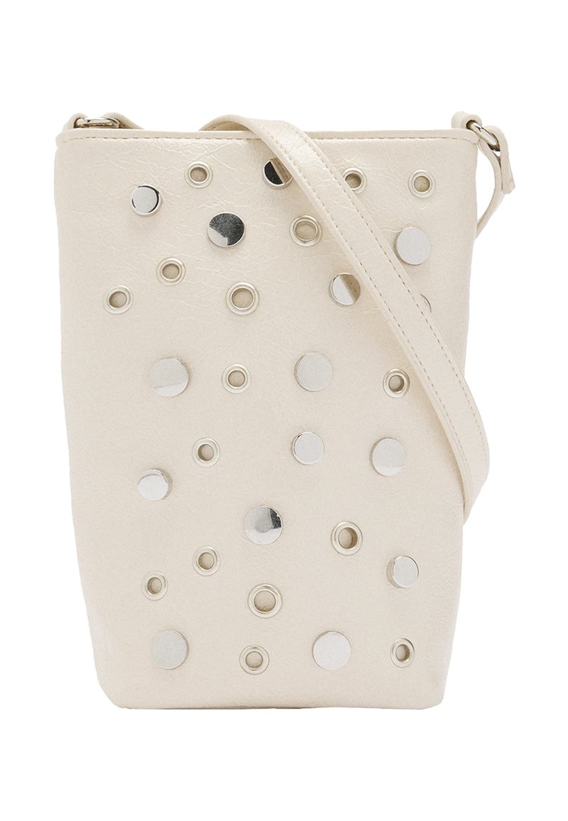 Beżowa torebka crossbody z sztucznej skóry z okrągłymi srebrnymi ćwiekami i oczkami, z cienkim paskiem na ramię i zamkiem błyskawicznym.