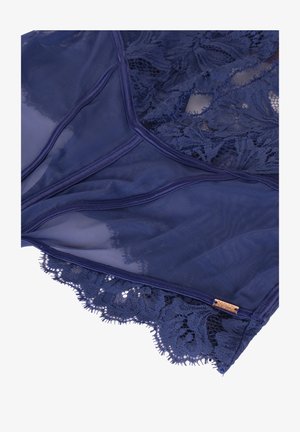 Navy blauw doorschijnende mesh en kanten lingerie met golvende randen, voorzien van bloemenpatronen en een klein gouden hardware detail.