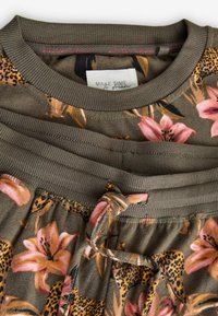 Next REGULAR FIT - SET - Nattøj sæt - khaki green cheetah