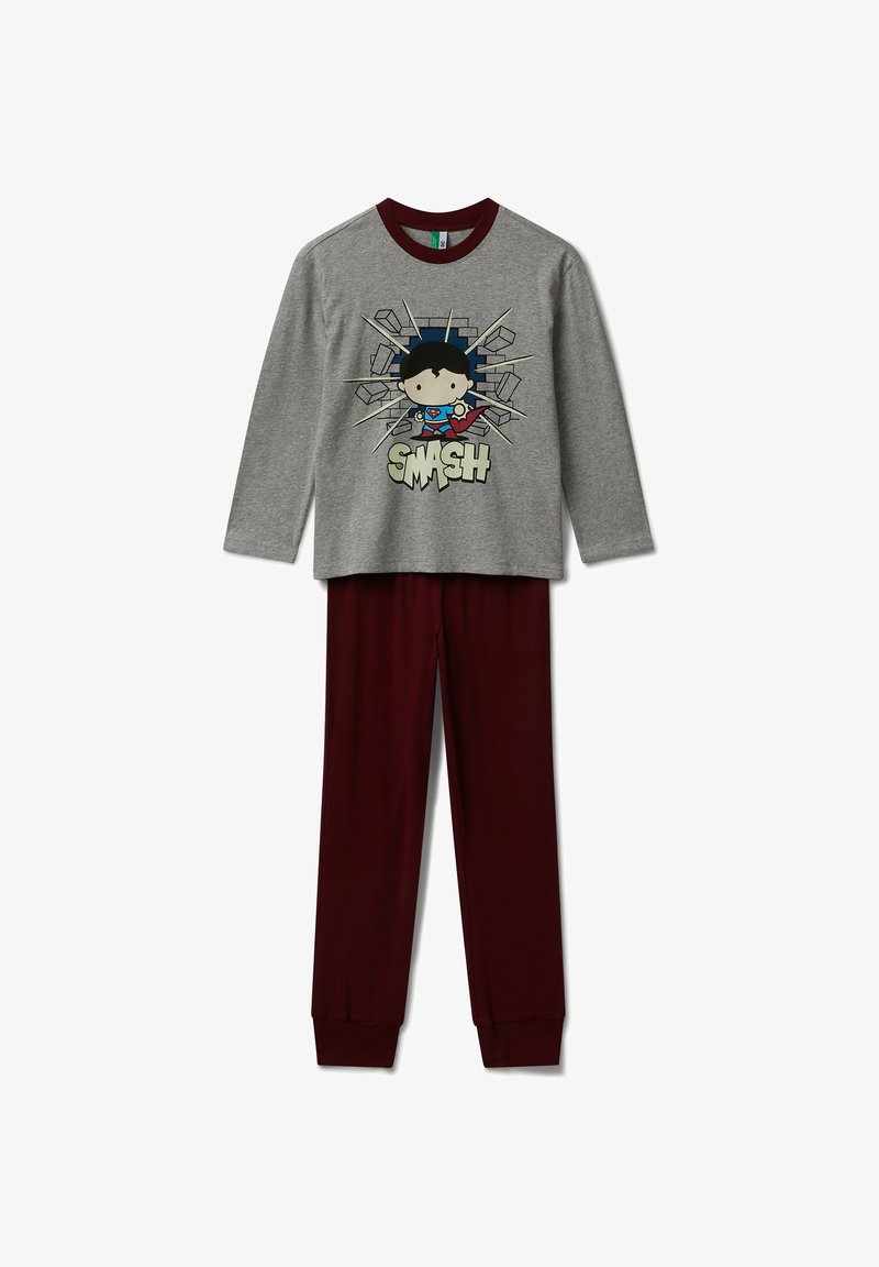 Camiseta de pijama gris de manga larga con el gráfico "SMASH" y un personaje de dibujos animados. Pantalones de pijama rojos con puños en los tobillos. Tejido suave y transpirable.