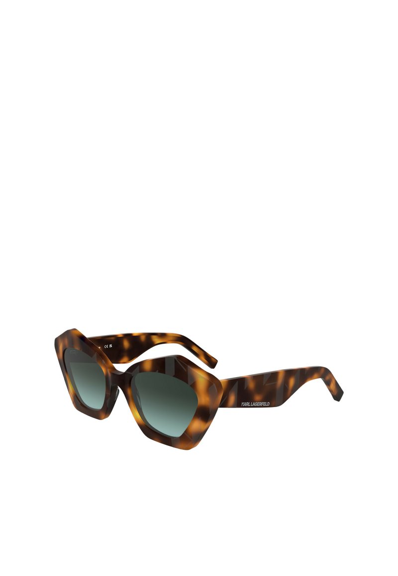 Okulary przeciwsłoneczne w motywie żółwiowym z geometrycznym oprawkiem, gradientowymi, zielonymi soczewkami i kanciastymi zausznikami. Z boku widnieje logo "KARL LAGERFELD".