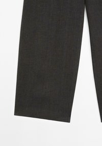Ciemnoszare, dopasowane spodnie z textured materiału, prostą nogawką i czystym wykończeniem. Brak widocznych kieszeni i metalowych detali.