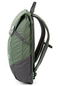 Zielony plecak materiałowy z szarą wstawką, regulowanymi wyściełanymi paskami, zamykaną na zamek komorą oraz górnym ściągaczem.