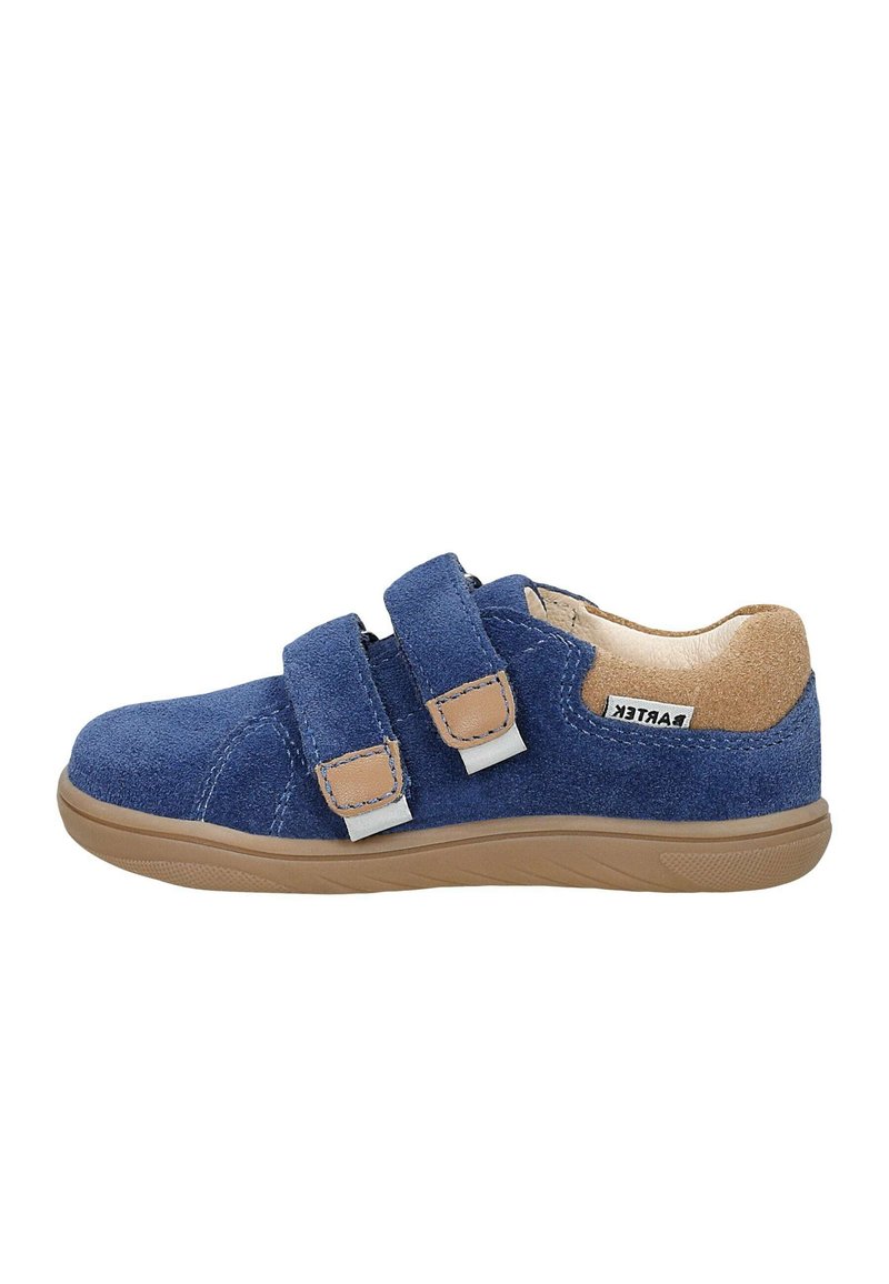 Blaue Wildlederschuhe mit zwei verstellbaren Velcro-Riemen, einem beigen gepolsterten Kragen und einer hellbraunen Gummisohle. Strukturierter Schaft und kontrastierende Akzente.