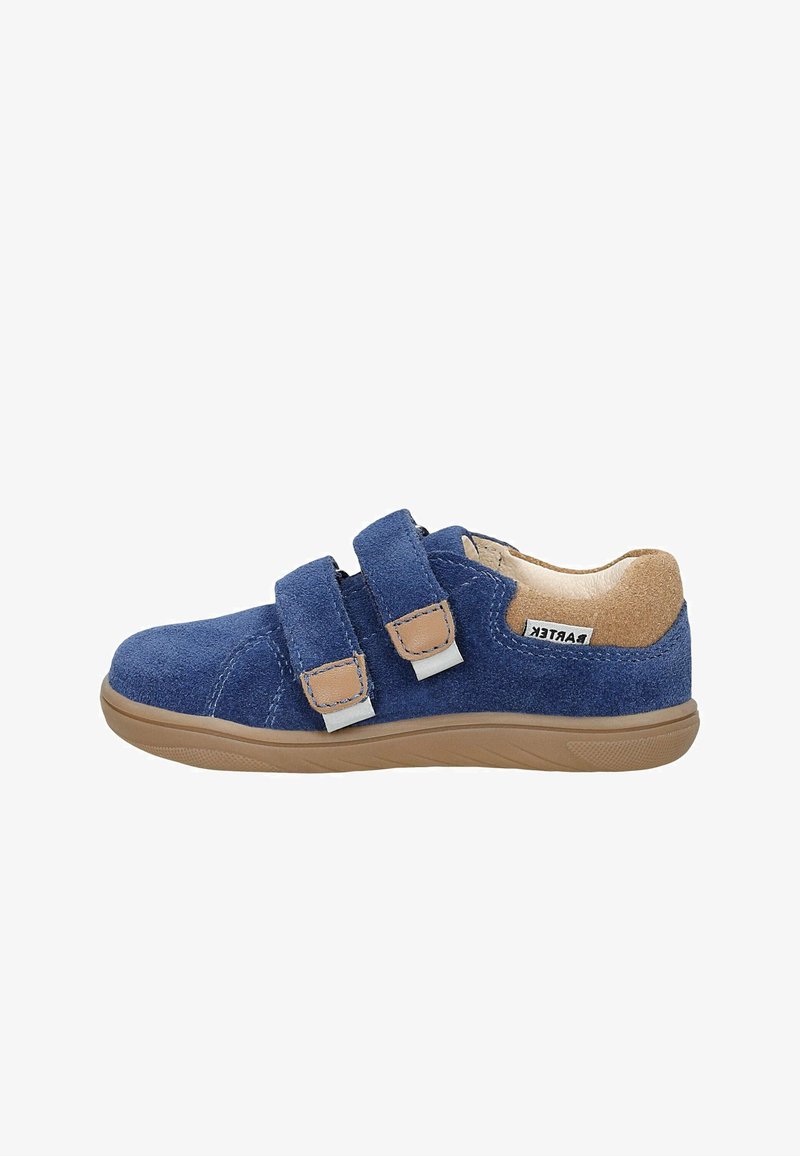 Scarpe in suede blu con due cinturini regolabili in Velcro, collo imbottito beige e suola in gomma marrone chiaro. Parte superiore testurizzata e dettagli a contrasto.