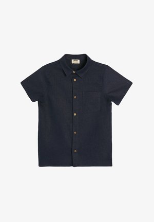 Camisa de manga corta azul marino hecha de tejido texturizado, con un frente abotonado y bolsillo de parche, con botones de madera y un cuello clásico.