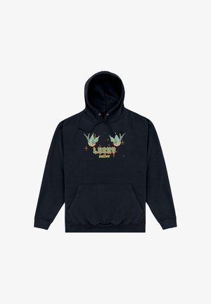 Sweat à capuche noir avec poche avant, avec deux oiseaux verts et le texte "Lucky sailor" en police style vintage sur la poitrine.