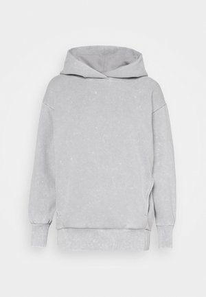 Felpa con cappuccio grigia realizzata in tessuto morbido, caratterizzata da una vestibilità comoda, maniche lunghe e polsini a coste con una leggera texture.