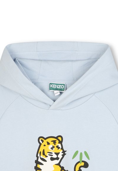 Hoodie en coton bleu présentant un grand motif d'un tigre en jaune et noir, tenant des feuilles vertes ; comprend une capuche doublée et des accents côtelés.