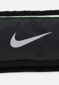 Nike Performance CHALLENGER 2.0 UNISEX - Rumpetaske - black/vapor green/silver
