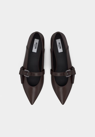 Ballerines en cuir marron foncé à bouts pointus avec brides à boucle réglables et semelles intérieures noires portant l'inscription "Moschino Milano".