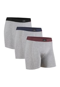 Tre par grå bomullboxershorts med kontrasterande midjeband i svart, marinblå och burgundy. Varje par har en jämn textur och standardpassform.