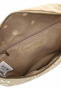 Binnenkant van een tan stoffen tas met een ritssluitingvak, een gladde textuur en een klein label met de tekst "Emily & Noah" in reliëf.