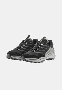 Scarpe da trekking nere con tomaia strutturata, accenti argentati, punta rinforzata, design con lacci e suola robusta per una migliore aderenza.