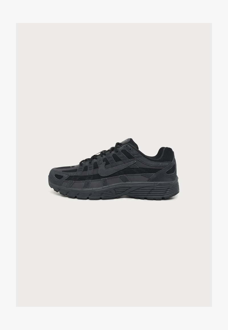 Μαύρο παπούτσι για τρέξιμο Nike με πολυστρωματικό δίκτυ κατασκευής και πάνινη επάνω επιφάνεια από σουέτ, λεπτομερή σόλα και εμφανές λογότυπο Nike στο πλάι.