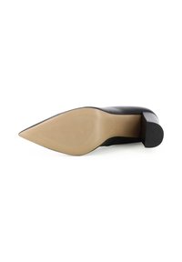 Chaussure noire à talons hauts avec un orteil pointu, une finition lisse et une semelle beige. Dispose d'un talon épais et d'un motif de dentelle subtil sur la semelle.