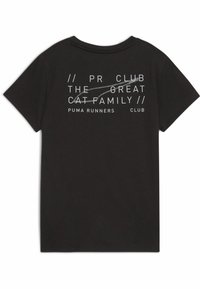 Sort bomulds T-shirt med korte ærmer. Har hvid trykt tekst, herunder "PR CLUB" og "THE GREAT CAT FAMILY," på ryggen.