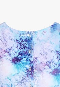 Šaty s květinovým vzorem v odstínech modré a fialové, s kulatým výstřihem a zapínáním na knoflíky. Hladká, lehká textilie.