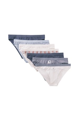 Sept sous-vêtements féminins type bikini en bleu, blanc et motifs rayés, disposés en éventail chevauchant sur un fond blanc.