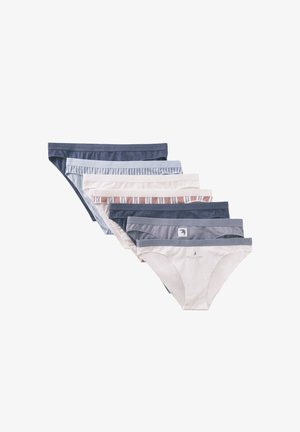 Sept sous-vêtements féminins type bikini en bleu, blanc et motifs rayés, disposés en éventail chevauchant sur un fond blanc.