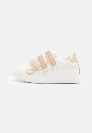 Sapatilha branca com três tiras de velcro em glitter rosa dourado, bordado em forma de borboleta ao longo do lado e sola de borracha texturizada.