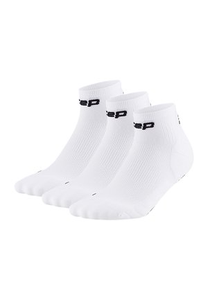 Drie paar witte enkelsokken met zwart tekstlogo op de boorden, naast elkaar gerangschikt op een witte achtergrond.