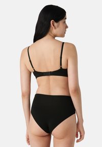 Set di bikini nero con spalline regolabili, chiusura posteriore e parte inferiore a vita alta. Il tessuto ha una superficie liscia senza fantasie.