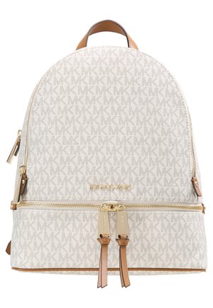 Sac à dos blanc à motifs avec des accents en cuir tan, matériel doré, fermeture éclair et une forme de dôme structurée. Présente un détail de logo à l'avant.