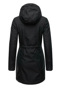 Zwarte capuchonjack met een trekkoord in de taille, lange mouwen en een gladde textuur. Heeft stikseldetails en een iets gebogen zoom.