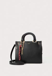 Černá kožená kabelka s pevnou strukturou, zlatým kováním a dekorativním vínovým střapcem. Obsahuje odnímatelný ramenní popruh.