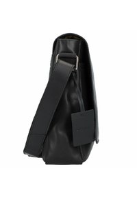 Borsa in pelle nera con una forma strutturata, dotata di una ampia tracolla e di un'etichetta del marchio allegata. Texture liscia con dettagli minimi.