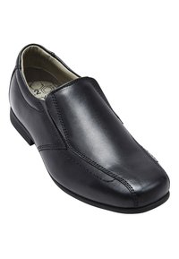 Chaussure en cuir noir à enfiler avec des détails de couture subtils, un bout arrondi et un talon bas pour un design élégant et décontracté.