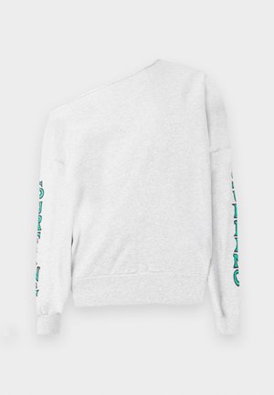 Světlě šedá mikina s jedním ramínkem a dlouhými rukávy, s vertikálním nápisem v tyrkysové a černé barvě po obou pažích.