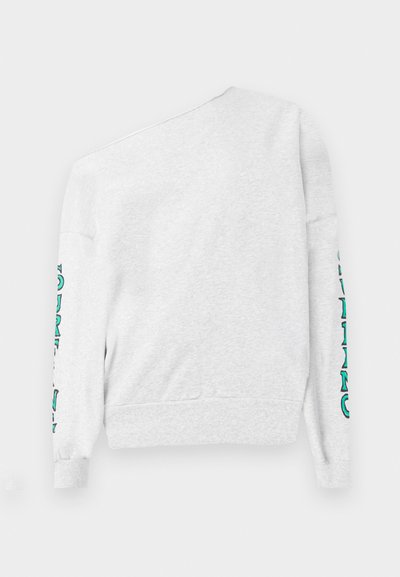 Ανοιχτό γκρι φούτερ με έναν ώμο και μακριά μανίκια, με τουρκουάζ και μαύρο κείμενο που τρέχει κάθετα κατά μήκος και των δύο χεριών.