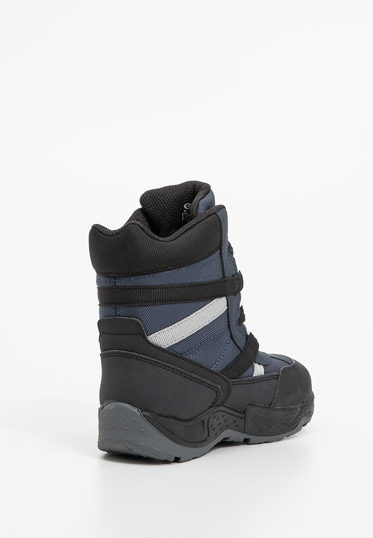 Czarne i granatowe zimowe botki z tekstylną cholewką, wzorzystymi panelami, gumową podeszwą i elastycznymi paskami zapewniającymi pewne dopasowanie. Odpowiednie na zimową pogodę.